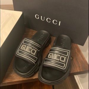 GUCCI Men logo chunky black sandals / slides US 9
